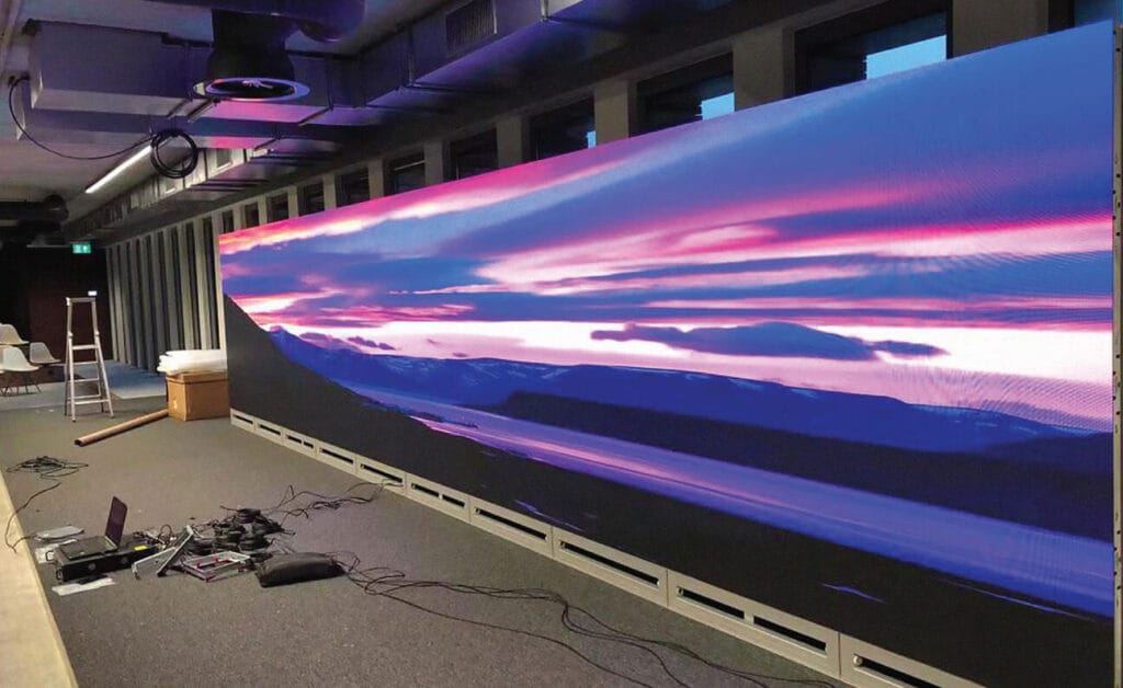 شاشة عرض LED كبيرة داخل قاعة