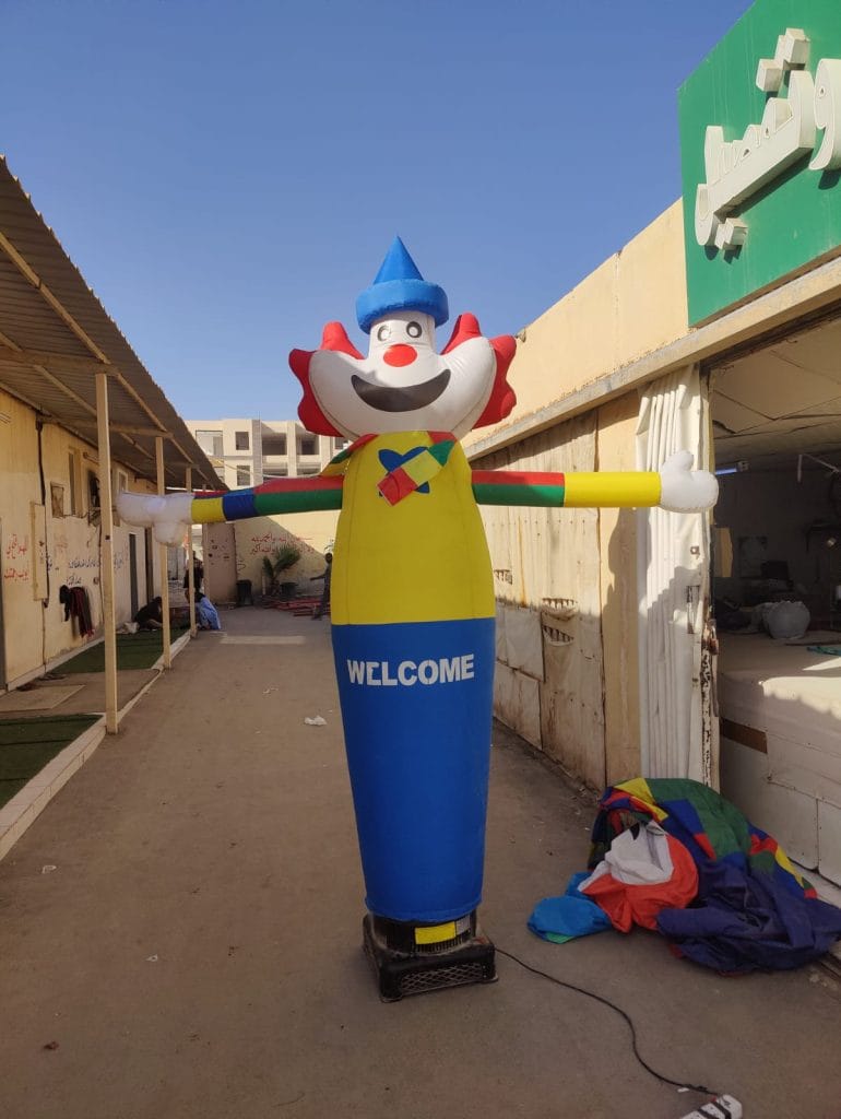 بالون راقص هوائي على شكل مهرج مكتوب عليه Welcome في موقع افتتاح
