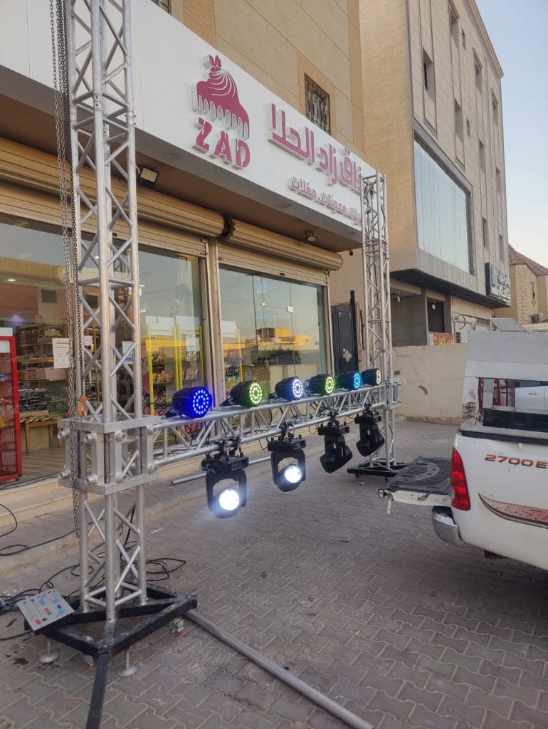 كشافات متحركة مثبتة على هيكل تراس أمام واجهة محل