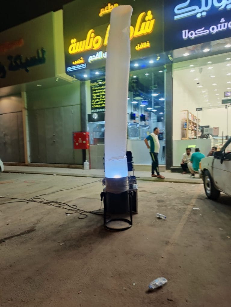 بالون راقص مضيء أمام واجهة مطعم ليلًا
