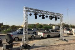 كشافات إضاءة متحركة مثبتة على هيكل تراس في موقع مناسبة